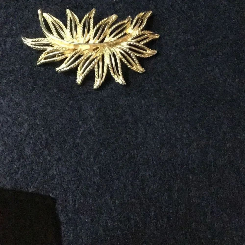 Brooch Beautiful golden foliage design